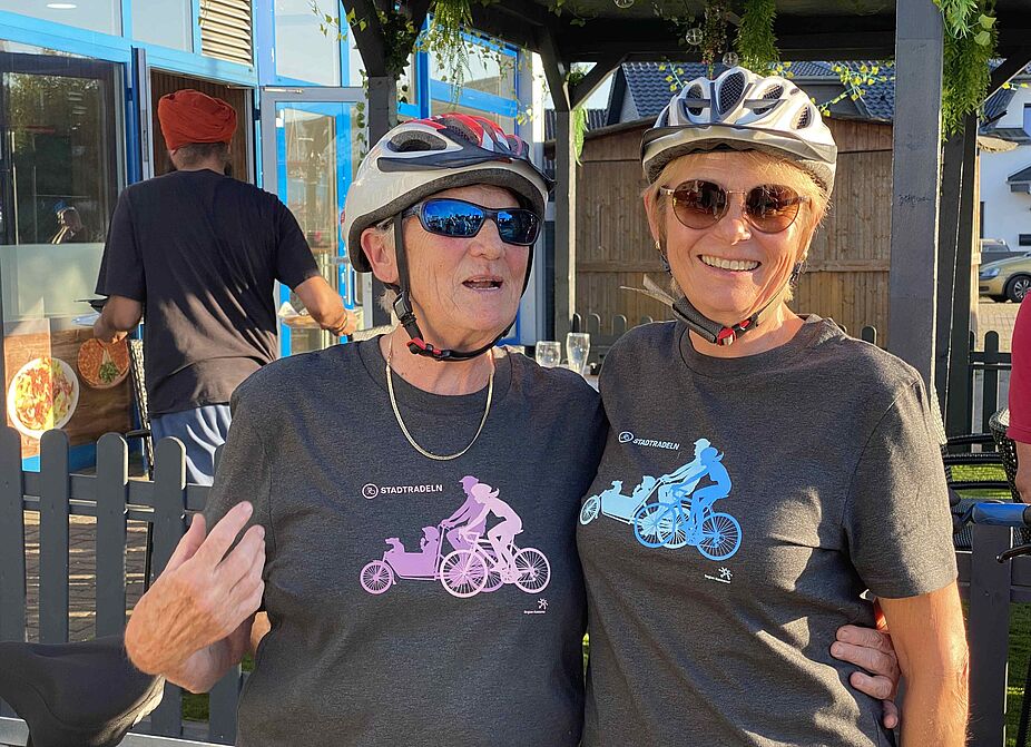 Uschi und Sigrid mit dem Stadtradeln-Shirt Uschi und Sigrid mit dem Stadtradeln-Shirt